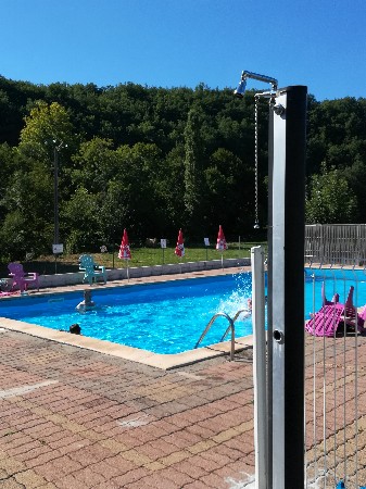 la piscine estivale vous accueille en juillet et aout avec son bassin de 7m X 14m<br />
profondeur de 0.80 à 1.90m